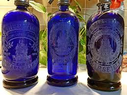 3 Siphons Cobalt Avec La Fontaine De Longchamp De Marseille A Noter Que Le Verre Du Siphon Du Milieu Est A La Fois De Couleur Cobalt Bouteille Marseille Verre