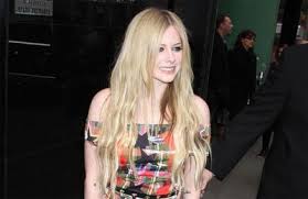 Elle connaît le succès depuis le début des années 2000 en ayant vendu plus de 40 millions d'albums à travers le monde et 50 millions de singles [2. Avril Lavigne Announces Release Date For New Album Music Celebretainment Com