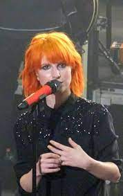 Aww She S Playing Around With Her Engagement Ring Cx Hayley Williams Haley Williams Paramore