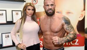 Vémola genealogy and vémola family history information. Karlos Vemola Dostal Krasny Vianocny Darcek Ma Dceru Lili