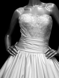 Nosotros modificamos tu vestido según tus necesidades, contáctanos al mail info@noviasmariaeugenia.cl o llamanos al teléfono +56998206000. Descubre La Mayor Calidad En Arreglos Y Costura Para Tu Vestido De Novia Casate Con Estilo Y Elegancia