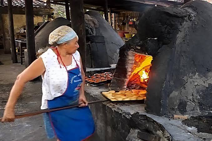 Dona Regina do Bolo de Arroz, s&iacute;mbolo cultural de C&aacute;ceres, &eacute; homenageada como "Mulher Incr&iacute;vel" pelo Sebrae MT - PORTAL MATO GROSSO