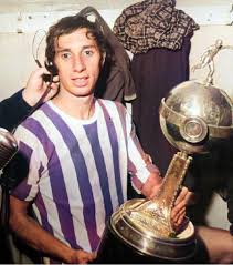 16 mart 1939), orta saha pozisyonunda görev yapmış arjantinli futbolcu ve teknik direktör. Carlos Salvador Bilardo Con La Copa Libertadores Ano 1968 Argentina
