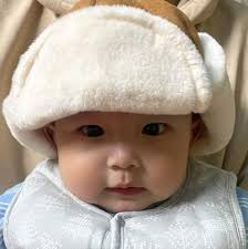 That's cute 😘 A little girl gives a cute reaction after she finds that her  dad was the pilot of her flight GoAir flight to Delhi recently. The girl  named Shanaya Motihar