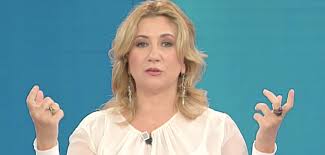 Giornalista e conduttrice televisiva nota soprattutto per aver ideato il programma politico ''agorà'', di cui è stata anche conduttrice e inviata. Agora La Piazza Perfetta Di Serena Bortone Ap Magazine