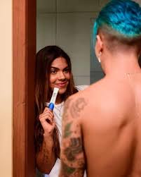 Aos 25 anos, tays reis é uma das cantoras baianas mais influentes do brasil. Tays Reis Posa Com Biel Segurando Teste E Reforca Boatos De Gravidez