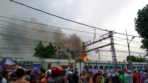 Penolong pengarah bahagian operasi kebombaan dan penyelamat, jabatan bomba dan penyelamat malaysia (jbpm) kedah mohamadul ehsan mohd zain berkata, pihaknya menerima panggilan kecemasan, 3.32 petang. Kereta Api Terbakar Di Senen 1 Gerbong Ludes Okezone Megapolitan