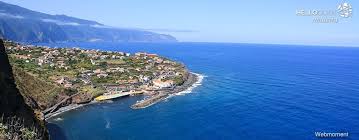 Uma imagem da vila da ponta delgada, concelho de são vicente, uma vila situada na costa norte junto ao mar com o seu complexo balnear de piscinas com água salgada. Ponta Delgada Madeira Island