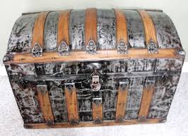 Durable wooden construction and heavy duty nickel hardware make this trunk a reliable solution for all of your storage and organizational needs. Crude Decor Of The Late 1800 S Victorian Hump Back Camelback Steamer Trunk W Inside Tray Re Finished Antique Chest Vintage Trunks Refinishing Furniture