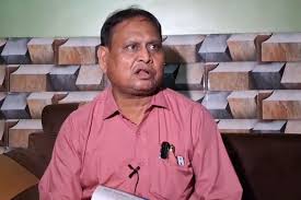 एक तालाब, सियासी घमासान और मछलियों का बंटवारा