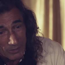 Ce gitan vit seul en roulotte sur un terrain isolé