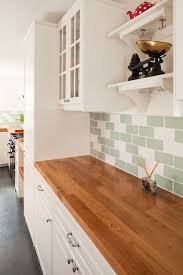 Deluxe Arbeitsplatte Aus Eiche Mit Keilgezinkten 890mm Breiten Lamellen Kombiniert Mit Grunen Und Weissen Metro Fliesen Eiche In 2019 Oak Worktops Kitchen Cabinets Work Tops
