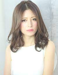 センター分けで毛先を外巻きにすれば上品な印象に 顔周りの髪 mery メリー パーマ 髪型 ヘアスタイリング