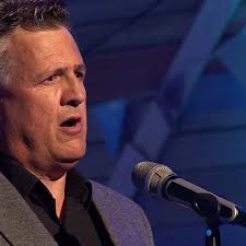 Rhys Meirion sy’n perfformio un o ganeuon enwocaf Tony Jones ar Noson Lawen  Tony ac Aloma. , "Wedi colli rhywun sy’n annwyl" ✨