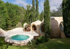 Conception et réalisation d'un maison d'architecture sphérique. Pres De Lyon Une Maison Bulle En Vente A 6 5 Millions D Euros