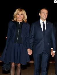 'j'ai, dans ma classe, un fou qui sait tout sur tout', car c'est l'image que lui donnait les. Brigitte Et Emmanuel Macron Danse Attendrissante Des Amoureux A Dakar Mode Mode Fur Frauen Damen Mode