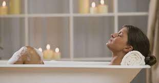 Rodea tu baño con cosas que te encantan, una iluminación cálida y acogedora y repisas sin desorden gracias al lavamanos godmorgon y los organizadores de. 7 Tips Para Lograr Un Bano Relajante