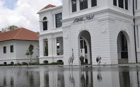 It contains a number of galleries about the history of pekan and pahang. Mari Melawat Muzium Sultan Abu Bakar Pekan Pahang Eratuku