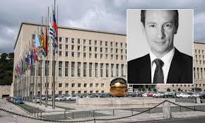 Romano, sposato con due figli, dopo essersi diplomato al liceo classico tito lucrezio caro, si è laureato in scienze della formazione all'università roma tre con una tesi sperimentale sul rapporto tra maestro e discepolo. Prqpuplwpcn9vm