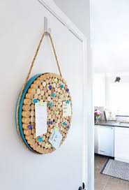 Aus korken lässt sich ganz einfach eine pinnwand bauen foto: 50 Kreative Ideen Fur Basteln Mit Korken Im Herbst Und Nicht Nur