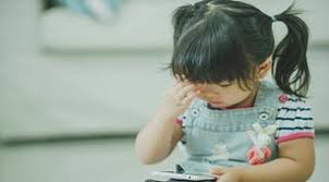 Lingkar kepala bayi penting dipantau karena bisa mendeteksi masalah perkembangan bayi. Balita Sering Sentuh Kepala Orangtua Waspada Otitis Media