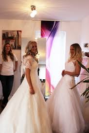 Dazu gibt es hier tipps zum thema hochzeitsmode für die braut, mit. Das Brautmobil Leipzig Brautkleidparty Fur Zu Hause