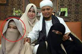 Dalam momen pemulihan, istri pertama ustaz arifin ilham, yuni djamaluddin waly, mengunggah ustaz arifin ilham nampak terlihat tersenyum. Pantas Langsung Dinikahi Ustaz Arifin Ilham Jadi Istri Ketiga Terungkap Profesi Umi Akhyar Yang Ternyata Bisa Bikin Dapur Terus Bisa Ngebul Semua Halaman Sajian Sedap