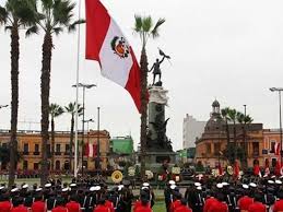Tenía cuatro franjas divididas por líneas diagonales. Peruvian Flag Day Dia De La Bandera Limaeasy