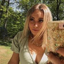 Lindsey Riordan's Instagram, Twitter & Facebook