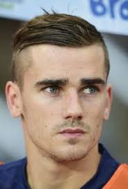 Champion du monde ⭐⭐ et parrain de l. Antoine Griezmann Mit Trendiege Undercut Haar Frisur Fussballspieler Frisuren Jungen Haarschnitt Haare Manner