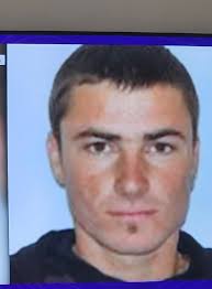 Este Emil Ganj și e căutat pentru crima comisă acum o săptămână în Mureș. E  condamnat în trecut pentru viol și altă crimă. Nu vă apropiați de el și  anunțați rapid Poliția