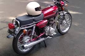 Ketiga seri honda cb 100 tahun tua ini, memiliki ciri khas yang paling menonjol pada bentuk tangki bensinnya. Honda Cb100 K5 Generasi Penyempurna Cb100