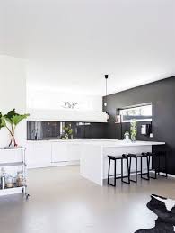 Une Maison En Bois En Noir Et Blanc Planete Deco A Homes World Decoration Interieure Cuisine Design De Cuisine Moderne Interieur Moderne De Cuisine