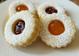 Biscotti all'olio buonissimi lavoriamo l'uovo con lo sbattitore e aggiungiamo l'olio a filo, come quando si monta la maionese, sbattiamo a lungo il composto deve diventare spumoso e biancastro. Biscotti Pasticceria All Olio Con Marmellata Ricetta Senza Burro Cucinare E Come Amare