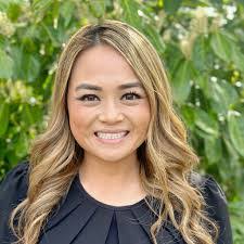 Elizabeth Shilling's Instagram, Twitter & Facebook