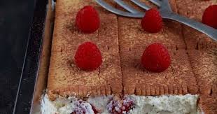 Gateau De Petits Beurre Aux Framboises Recette En 2020 Gateaux Et Desserts Gateau Petit Beurre Petit Beurre