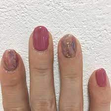 くすみピンク いろいろ混ぜて作ってみた もう二度と同じ色出せない 同じアートも出来ない だめじゃん でも気に入った 左手はアシンメトリーネイルでごまかす ネイリストの卵 ネイリストの卵と繋がりたい ネイル nail ニュアンスネイル くすみピンク くすみネ