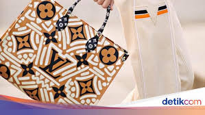 Persediaan barang sangat terbatas karena produksi kain batik atau kain tenun yang handmade, dan pengerjaan tas juga dilakukan handmade satu persatu tidak. 10 Brand Mewah Paling Favorit Di Dunia Orang Indonesia Suka Yang Mana