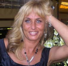 Centinaia in lacrime per l'addio a Loredana Lozzi