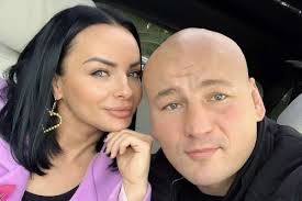 Kamila wybrańczyk to polska celebrytka, która próbuje swoich sił jako piosenkarka i zawodniczka jiu jitsu. Anna Szpila Instagram