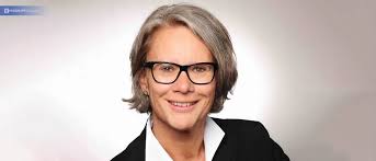 Servant Leadership- Definition, Pros/ Cons, Examples