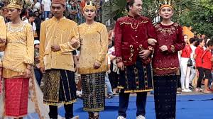 Tubuh bagian bawah ditutupi oleh sarung tenun berwarna gelap, kain ini menjuntai hingga menutupi setengah betis. Baju Pengantin Adat Ntt Greatnesia