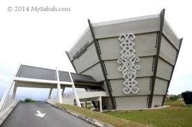 ***penulis merupakan pensyarah seni visual, fakulti kemanusiaa­n, seni dan warisan di universiti malaysia sabah (ums).*** pelukis tan shue ling bersama karyanya. Sabah Art Gallery A Basket Of Creativity And Imagination Mysabah Com