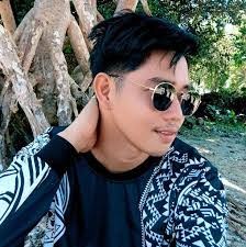 Aaron Renz's Instagram, Twitter & Facebook