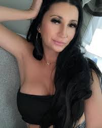 Tami Berg's Instagram, Twitter & Facebook