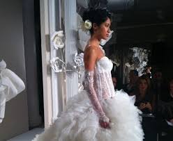 Dagli abiti di swarovski a quelli tradizionali, pnina tornai tira fuori la bellezza che è in ognuna di noi. Abiti Da Sposa Pnina Tornai E Lazaro Dove Trovarli In Italia Sposalicious