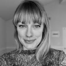 Robyn Mansfield's Instagram, Twitter & Facebook