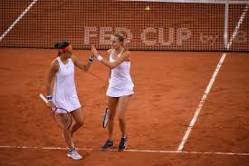 Garcia e in zi mare, nu greseste deloc si se distanteaza. Caroline Garcia And Kristina Mladenovic Claim The Decisive Doubles Win Over Simona Halep And Monica Niculescu To Send France Into The Fed Cup Final Ubitennis