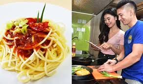 Panaskan minyak dan margarin sedikit diteflon tumis bawang putih sampai. Spaghetti Bolognese Ala Kim Kurniawan Dan Elisa Indofood Solution