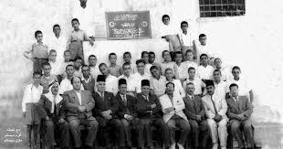 مدرسة الرمال الأميرية للبنين غزة 1951 وكانت تقع في الأرض المقام عليها حاليا محلات كاظم ابو شعبان السادة المدرسون والطلبة من ألبوم صور photo wall photo wall